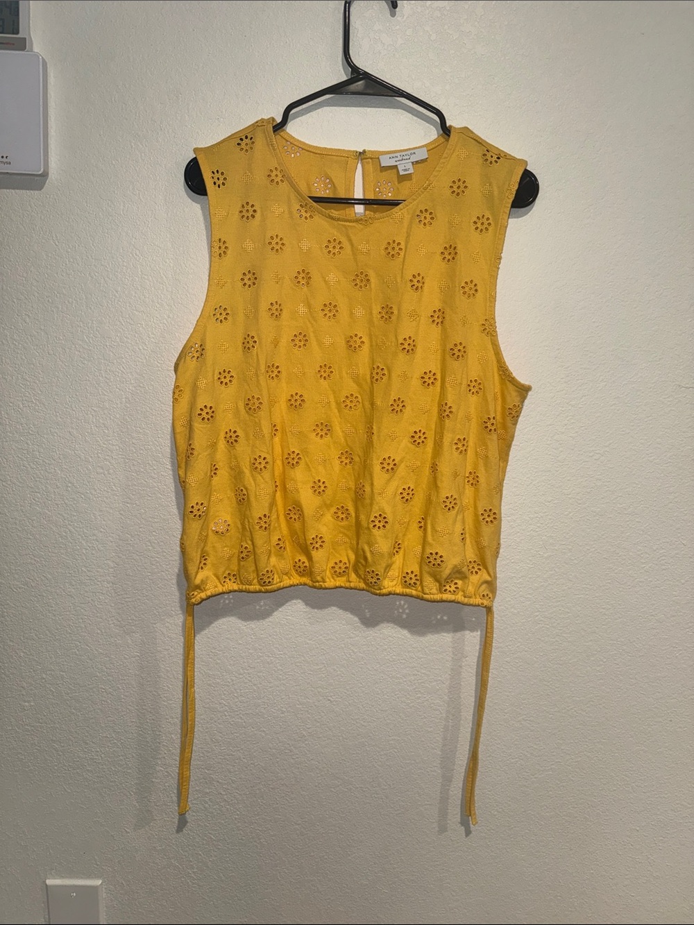 Ann Taylor Yellow Eyelet Sleeveless Tie-Hem Tank size Large